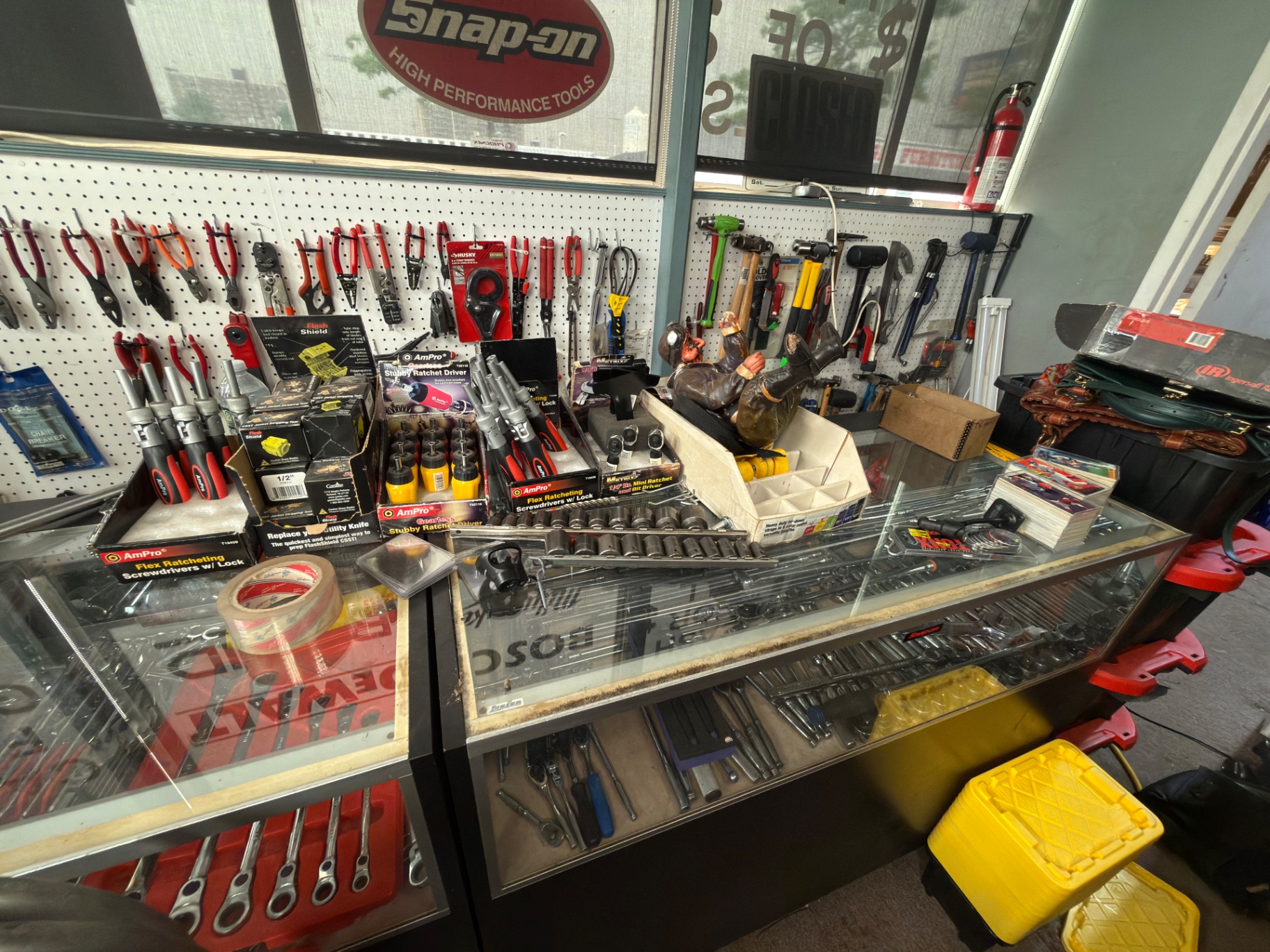 Glass counter with ratcheting screwdrivers and pliers